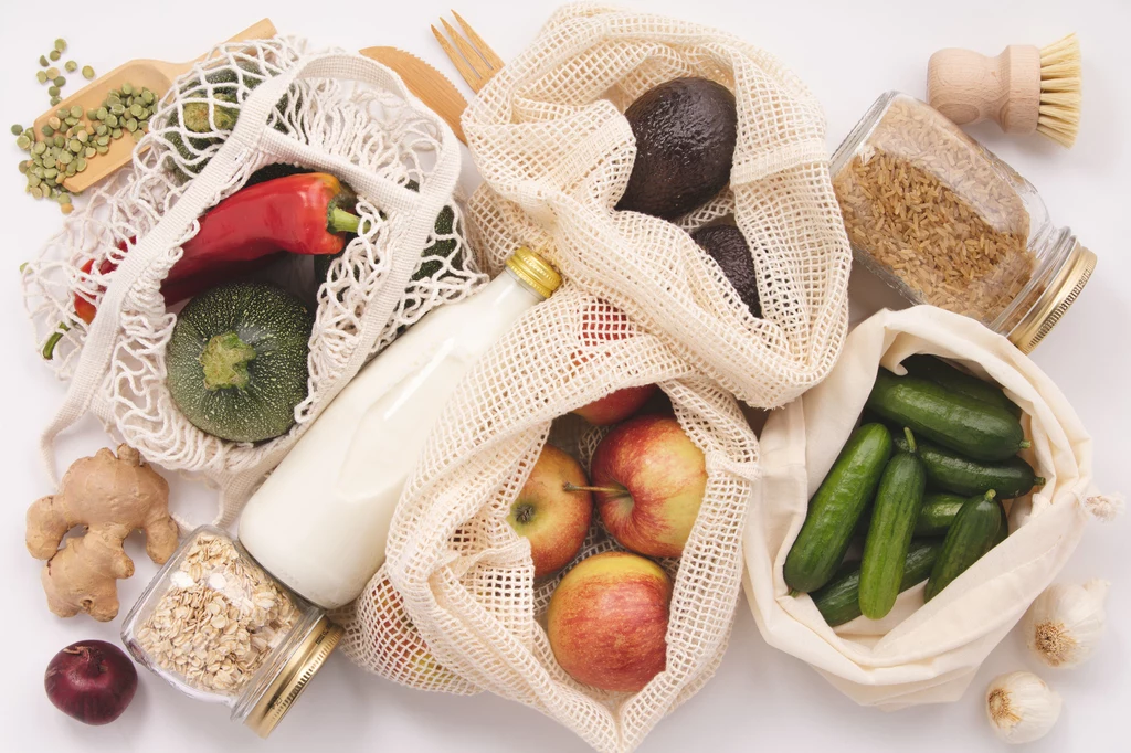 Wiele sklepów ma już przystosowany dział z warzywami do osób noszących swoje torby