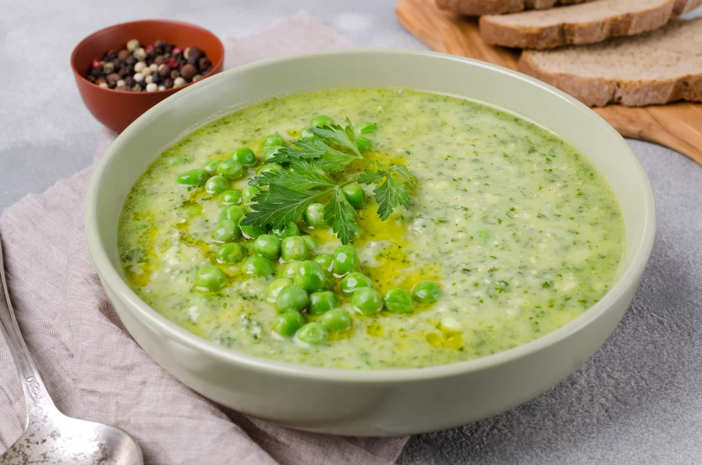 Zupa z zielonego groszku smakuje najlepiej wiosną, gdy pojawiają się nowalijki 