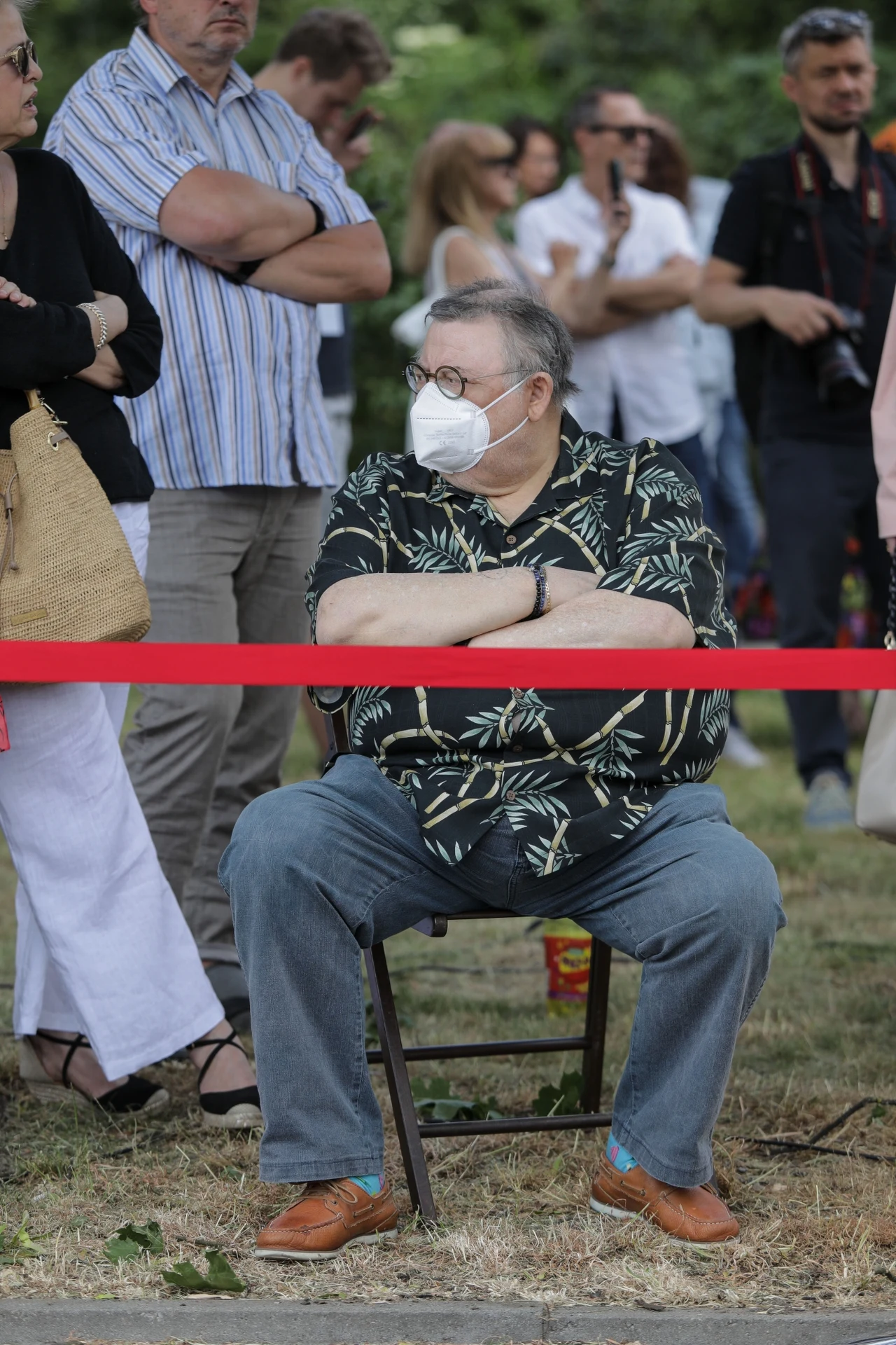 Wojciech Mann w czasie odsłonięcia muralu Kory 