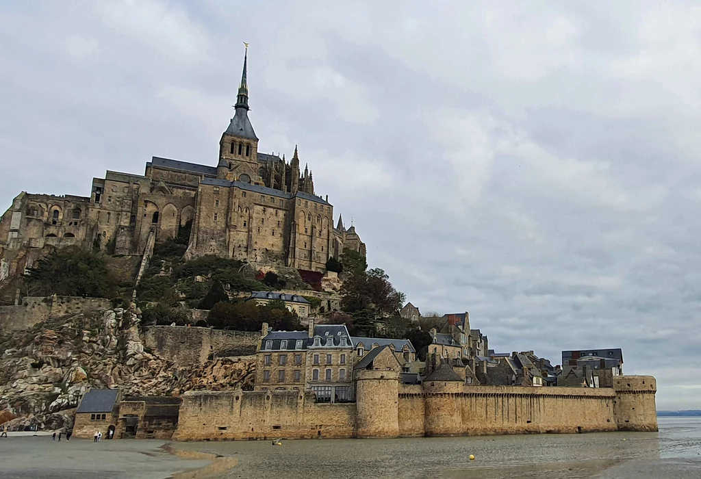 Mont Saint-Michel znane jest z największych przypływów w Europie i... omletów!