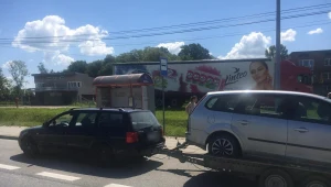 Kierowca bez prawa jazdy ciągnął na lawecie auto, w którym siedziały dzieci