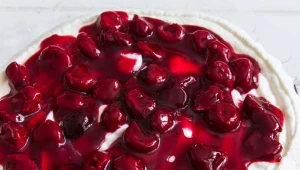 Kto nie lubi ciasta Czarny Las? To połączenie kwaśnych wiśni, bitej śmietany i czekolady