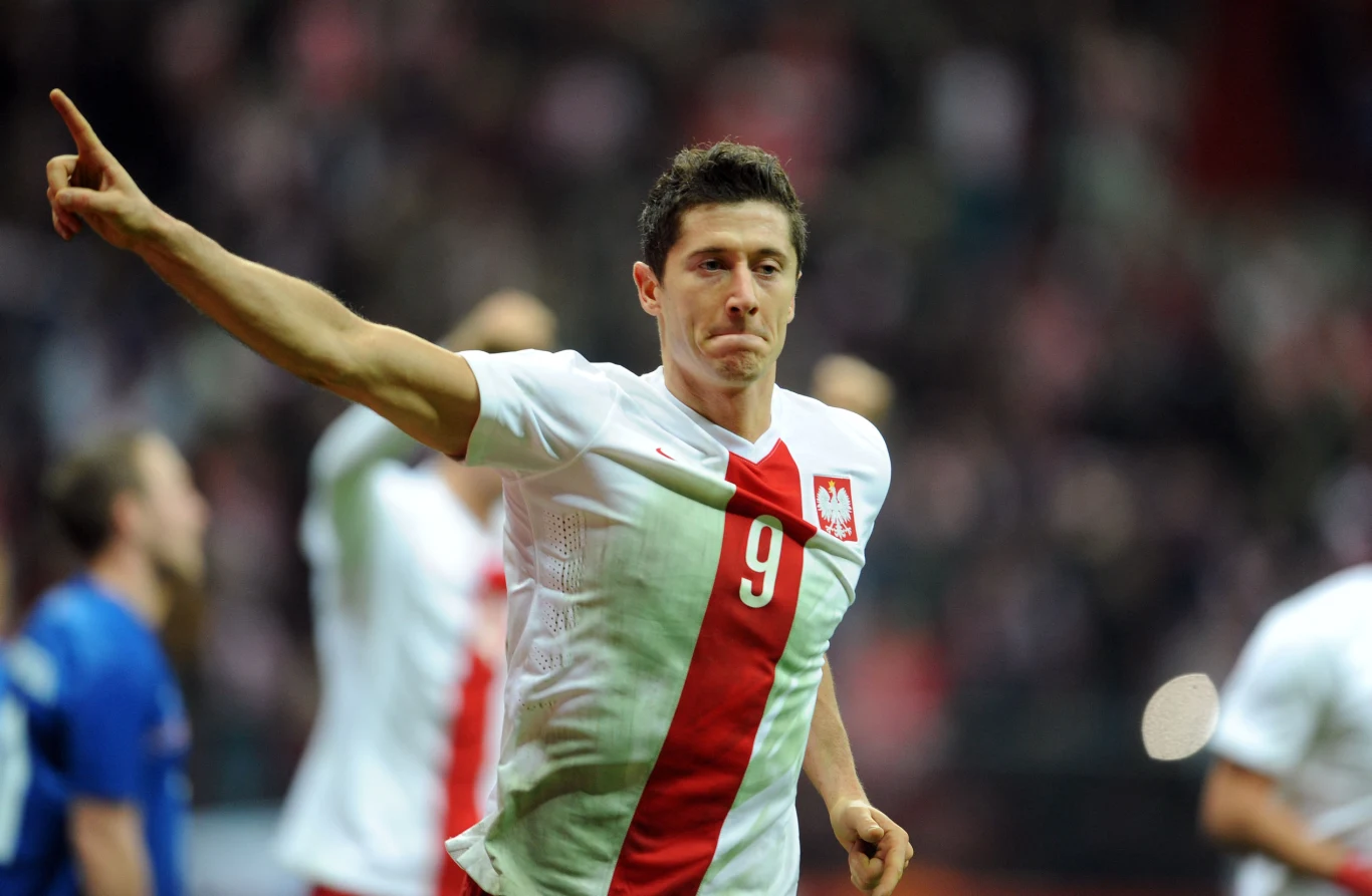 Robert Lewandowski na boisku gra w koszulce z numerem 9 Robert Lewandowski na boisku gra w koszulce z numerem 9