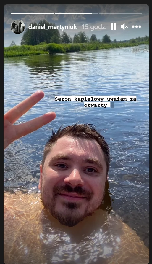 Daniel Martyniuk pluska się w rzece Daniel Martyniuk pluska się w rzece