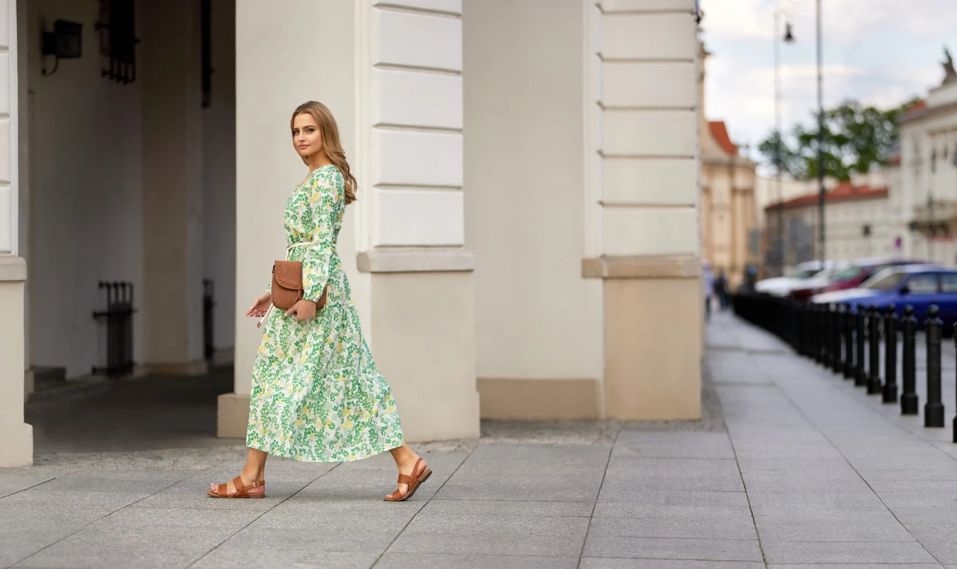 Sukienka w kwiaty to jeden z obowiązkowych elementów wiosennej garderoby. 