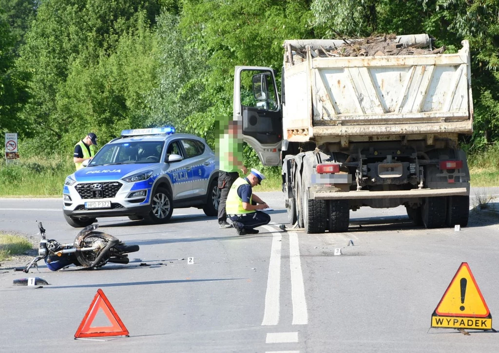 Motocyklista zbyt szeroko wyjechał z zakrętu i uderzył w ciężarówkę