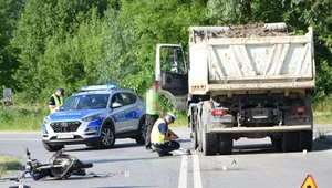 Fotoprzestroga. Motorowerem w ciężarówkę