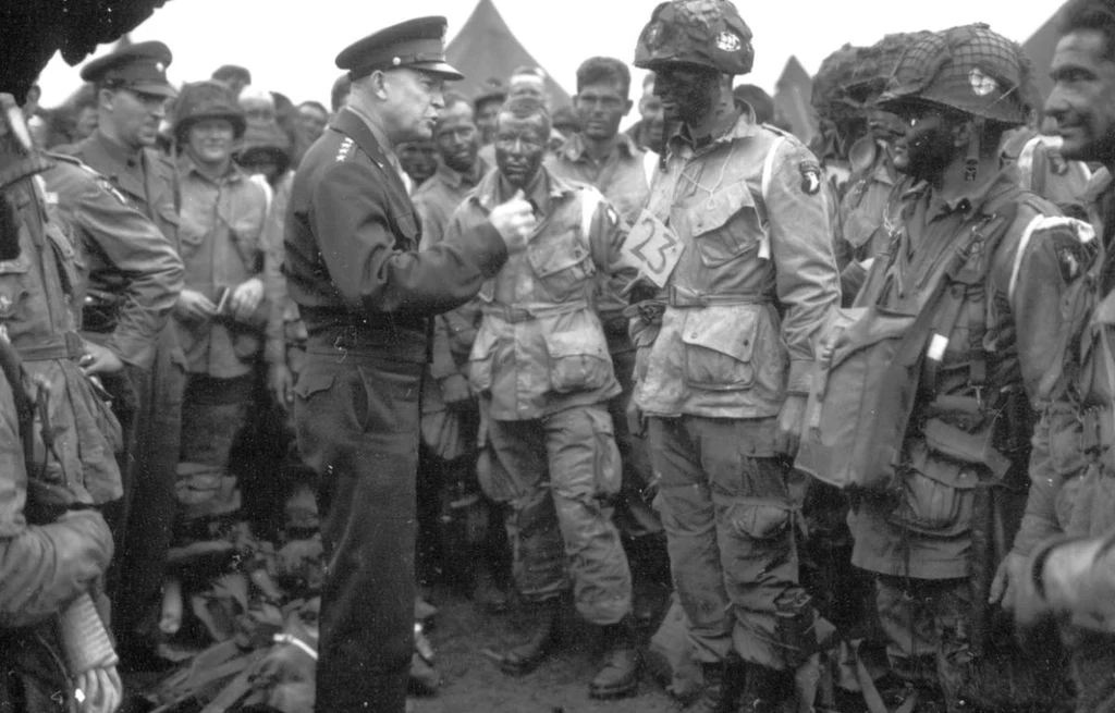 Gen. Dwight Eisenhower rozmawia z por. Wallace' em C. Strobelem i żołnierzami kompanii E 2. batalionu 502 Pułku Piechoty Spadochronowej przed wylotem na operację Albany