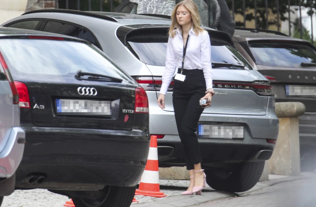 Paparazzi spotkali Kingę Dudą przed jej pracą Paparazzi spotkali Kingę Dudą przed jej pracą