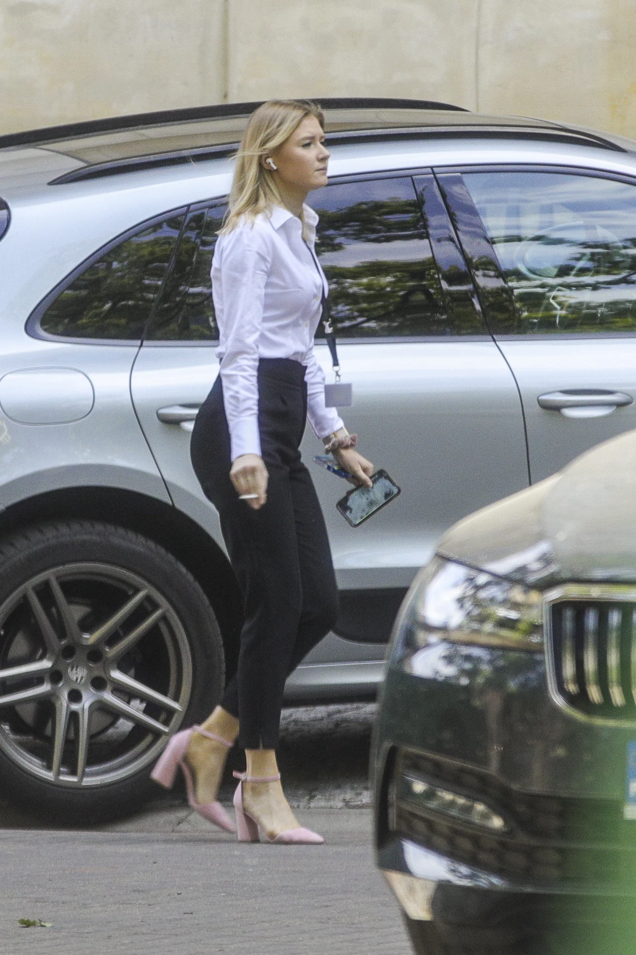 Paparazzi spotkali Kingę Dudą przed jej pracą Paparazzi spotkali Kingę Dudą przed jej pracą