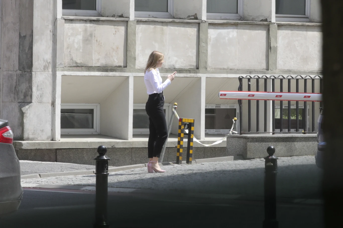 Paparazzi spotkali Kingę Dudą przed jej pracą Paparazzi spotkali Kingę Dudą przed jej pracą