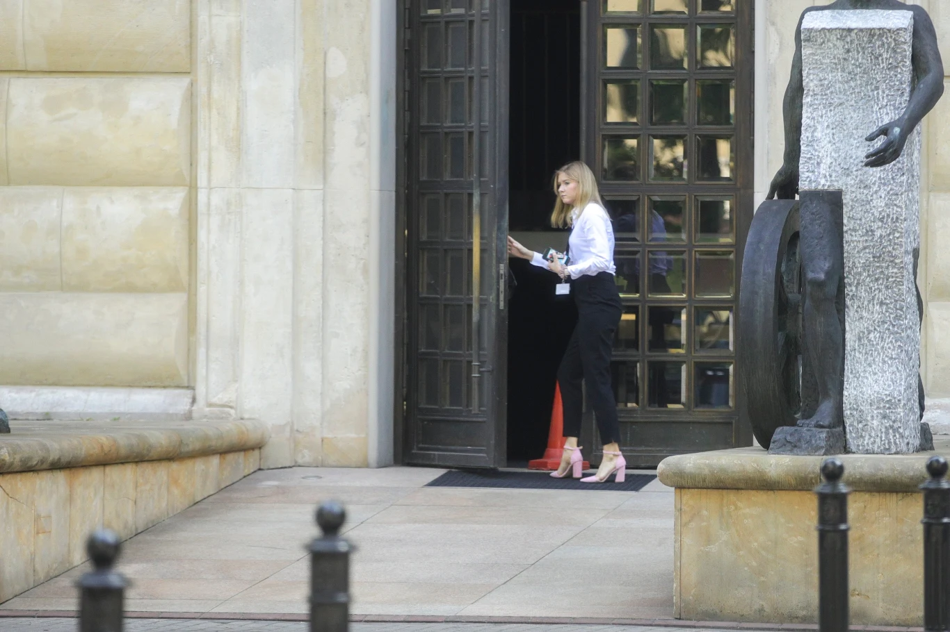 Paparazzi spotkali Kingę Dudą przed jej pracą Paparazzi spotkali Kingę Dudą przed jej pracą