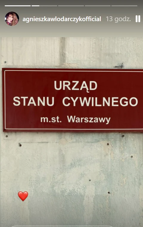Zdjęcie przed urzędem stanu cywilnego, Instagram, fot. @agnieszkawlodarczykofficial Zdjęcie przed urzędem stanu cywilnego, Instagram, fot. @agnieszkawlodarczykofficial