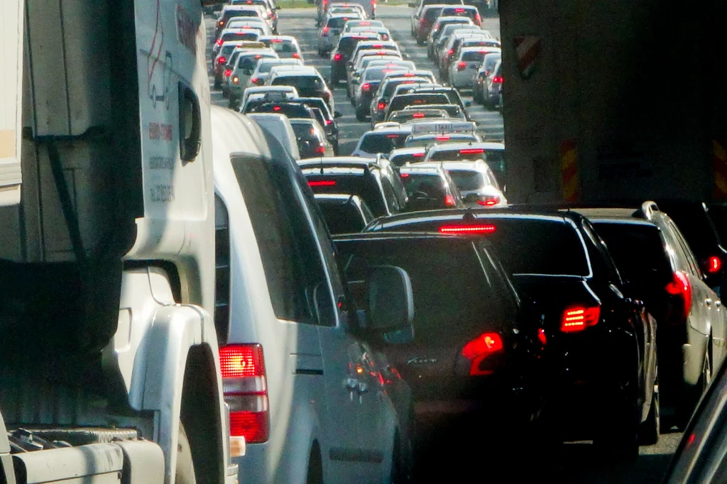 Kierowcy stoją w korkach, jeżdżą po dziurawych drogach, a urzędnicy... są z siebie zadowoleni