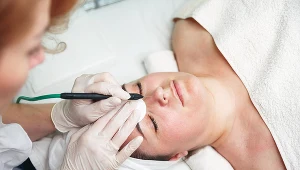 Osoba wykonująca zabieg dotyka tkanki za pomocą elektrody i przepuszcza przez nią prąd