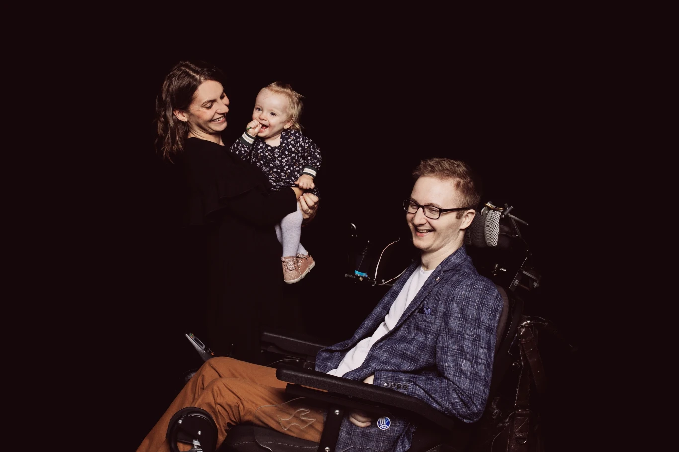 Artur pomaga w opiece nad niespełna dwuletnią Hanią