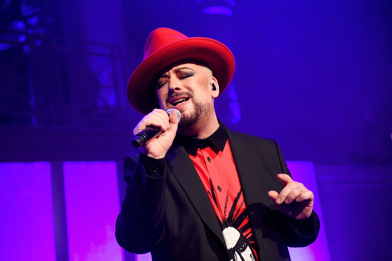 Boy George, czyli George Alan O'Dowd urodził się 14 czerwca 1961 roku w Bexley w południowo-wschodnim Londynie. Karierę rozpoczął pod okiem słynnego Malcolma McLarena, legendarnego menedżera punkowej grupy Sex Pistols, który zwrócił uwagę na jego androgyniczny styl. Na przełomie lat 70. i 80. "kolorowy ptak" Boy wraz z przyjacielem Marilyn był regularnym gościem w słynnym klubie Blitz prowadzonym przez Steve'a Strange'a i Rusty'ego Egana z grupy Visage. To właśnie tam gromadzili się fani rodzącego się nurtu new romantic, a głównym przekazem Strange'a było wpuszczanie do klubu tylko "dziwnych i cudownych" osób.