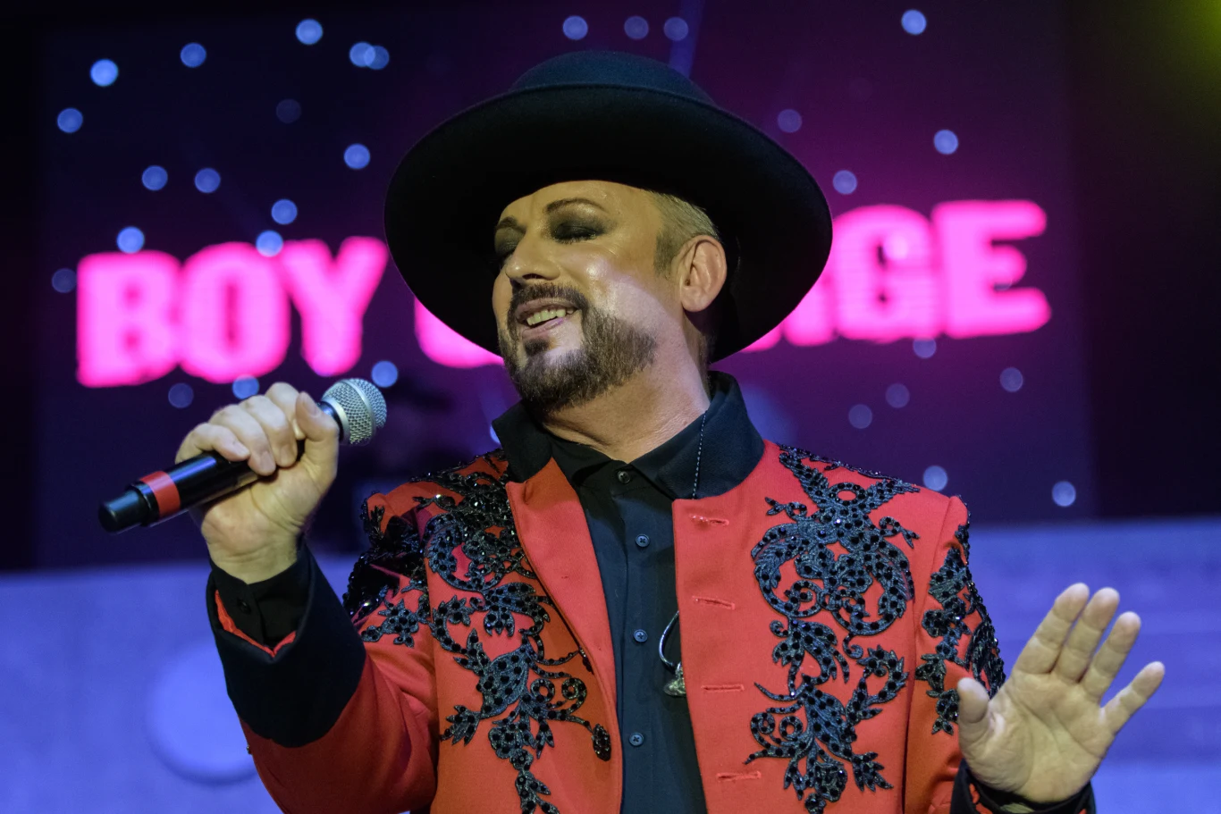 Gdy w 2008 roku Boy George przykuł do łóżka Auduna Carlsena, który parał się byciem tzw. młodzieńcem do towarzystwa, sędzia skazał artystę na 15 miesięcy za kratkami za bezprawne uwięzienie mężczyzny i znęcanie się nad nim. Wokalista, który wynajął na wieczór przystojnego Norwega, zaczął podejrzewać, że ten wykradł z laptopa intymne zdjęcia i stąd jego zachowanie. Boy George nie przyznawał się do winy. Piosenkarz przekonywał, że miał prawo uwięzić Carlsena za kradzież danych z komputera i sam wymierzyć sprawiedliwość. Prawnicy próbowali go bronić, tłumacząc, że zachowanie ich klienta spowodowane było długoletnim zażywaniem narkotyków. Sąd jednak nie przychylił się do tego stanowiska i skazał Boya George'a na 15 miesięcy pozbawienia wolności, z których wokalista ostatecznie odsiedział jedynie cztery.