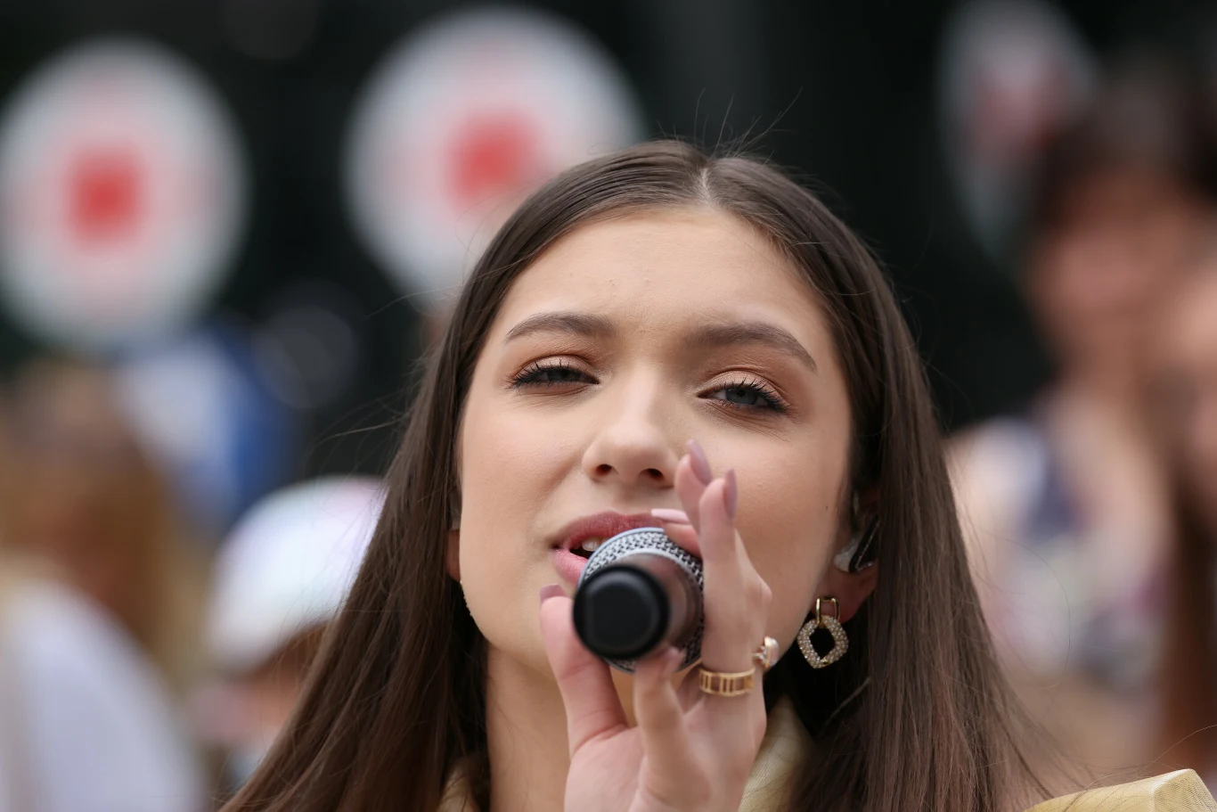 Wizyta Viki Gabor w Pałacu Prezydenckim nie była przypadkowa. Wokalistka została ambasadorką projektu "Bezpieczne Wakacje z Parą Prezydencką" 