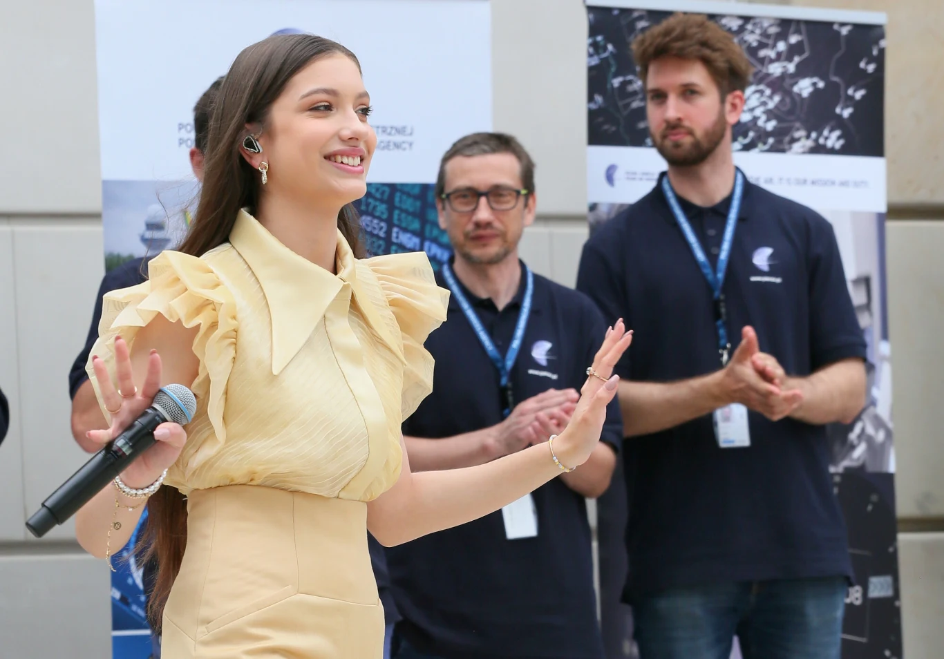 W wydarzeniu "Bezpieczne Wakacje z Parą Prezydencką" oprócz prezydenta Andrzeja Dudy i Agaty Kornhauser-Duda, wzięli udział przedstawiciele służb i instytucji, którzy zapoznali dzieci z zasadami bezpiecznego zachowania podczas letniego wypoczynku, a także w sytuacjach zagrożenia.