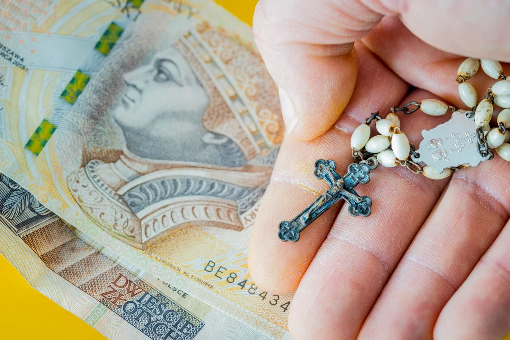 Chociaż pieniądze w kopercie to najpopularniejszy prezent, niektórzy goście decydują się na zakup pamiątek religijnych