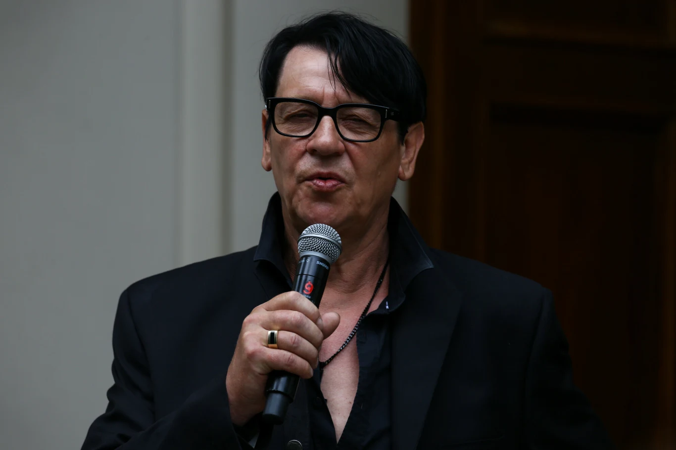 Wśród uczestników pogrzebu był też Maciej Maleńczuk, najbardziej znany wokalista Püdelsów, który w składzie zespołu po raz pierwszy pojawił się w połowie lat 80. To on śpiewał na najpopularniejszych płytach "Psychopop" (1999) i "Wolność słowa" (2003). Z tego ostatniego albumu pochodzą przeboje "Kocham się", "Uważaj na niego" i "Nigdy więcej".