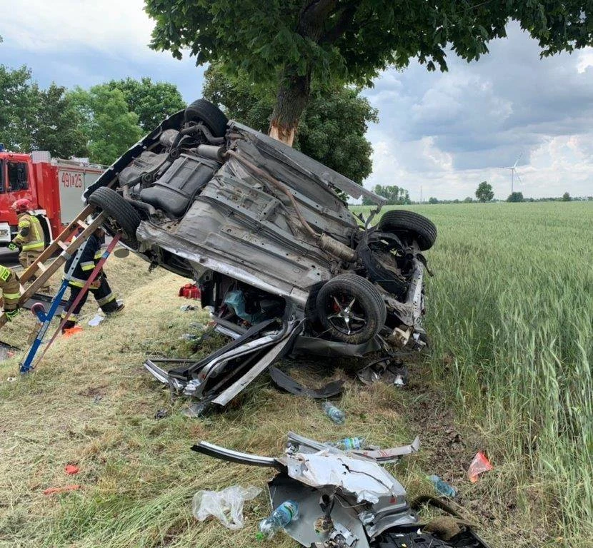 "W chwili przyjazdu pierwszych zastępów samochód znajdował się w przydrożnym rowie, leżał na dachu oraz dodatkowo był oparty o drzewo. Kierujący hondą uwięziony był w środku pojazdu" - podała Państwowa Straż Pożarna. Pogotowie ratunkowe przewiozło kierowcę, który podróżował sam, do szpitala w Białej Podlaskiej. 