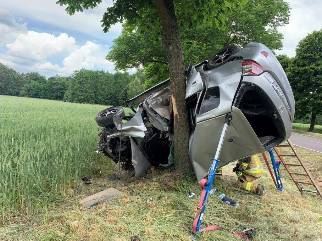 Do groźnie wyglądającego wypadku doszło w piątek na drodze wojewódzkiej nr 813 z Parczewa (woj. lubelskie) w kierunku Komarówki Polskiej. W miejscowości Kostry samochód osobowy marki honda wypadł z jezdni i uderzył w drzewo. Według serwisu lublin112.pl świadkami zdarzenia byli funkcjonariusze z Komendy Powiatowej Policji w Parczewie. Mundurowi natychmiast udzielili pomocy przedmedycznej 20-letniemu kierowcy. Mężczyzna był zakleszczony w pojeździe i uwolnić musieli go strażacy.