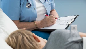 Ze strony układu oddechowego PIMS objawia się m.in. zapaleniem płuc, a ze strony centralnego układu nerwowego bólami głowy czy dużą drażliwością.