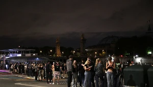 Młodzi paryżanie w trakcie godziny policyjnej