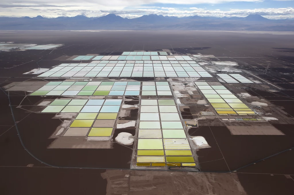 Widok z lotu ptaka na baseny solankowe i obszary przetwarzania zakładu litowego Rockwood na pustyni Atacama.