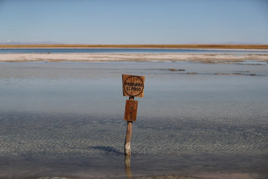 Znak z napisem „Zakaz wstępu” w pobliżu San Pedro de Atacama.