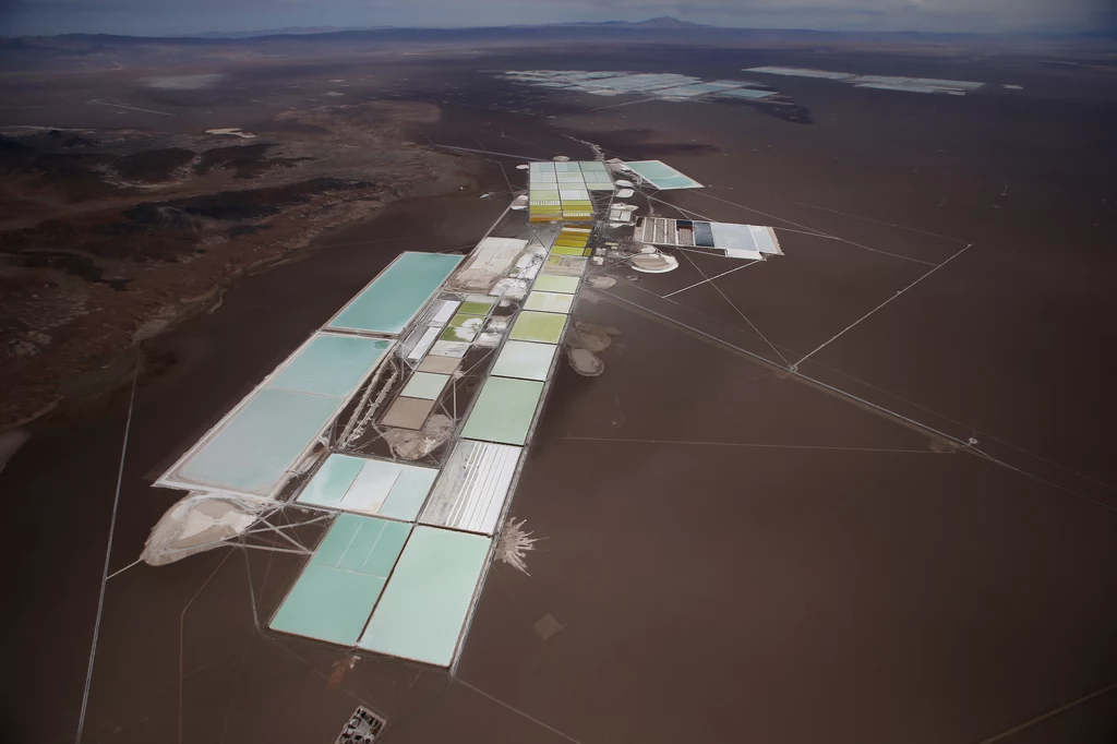 Baseny solankowe kopalni litu SQM na pustyni Atacama.
