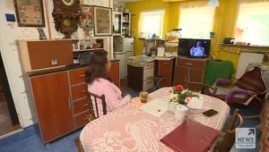 70-letnia Aurelia Fil mieszka w piwnicy bloku w Giżycku