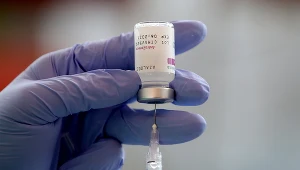 Szczepionka AstraZeneca ma być podawana wyłącznie osobom w wieku powyżej 60 lat 