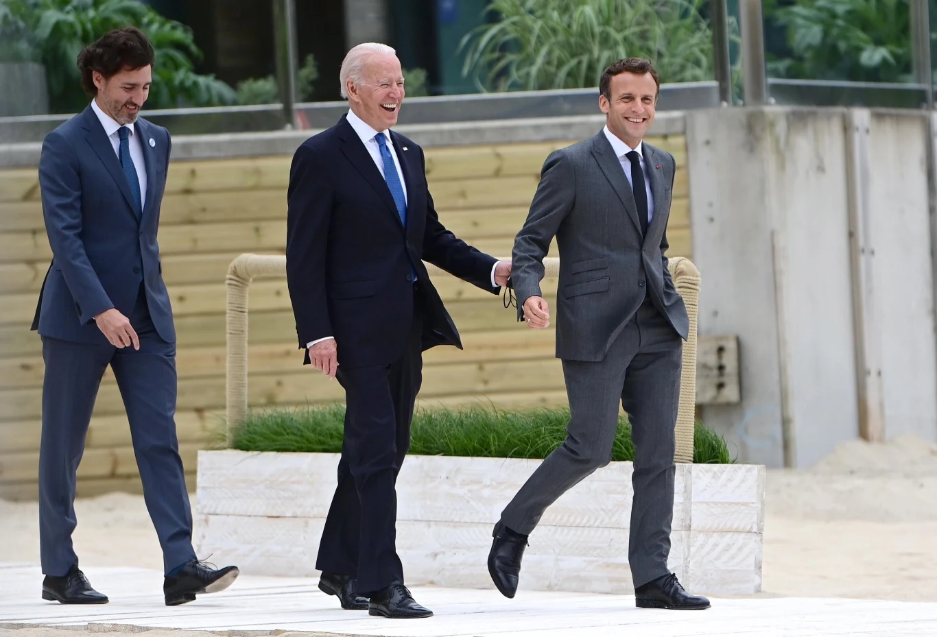 Premier Kanady Justin Trudeau, prezydent USA Joe Biden oraz prezydent Francji Emmanuel Macron