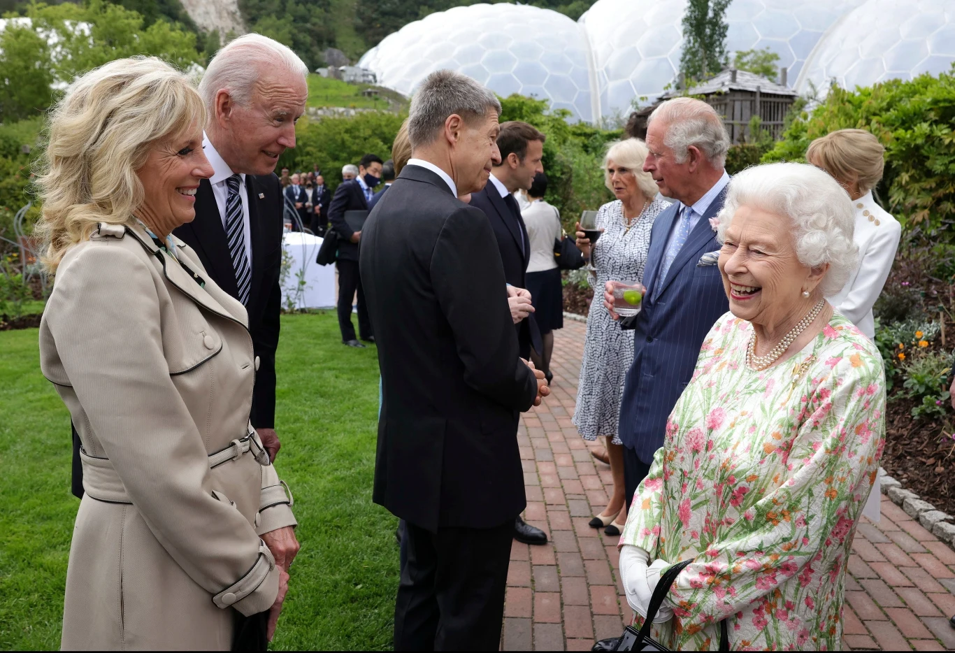 Królowa Elżbieta II rozmawia z prezydentem USA Joe Bidenem i jego żoną Jill Biden
