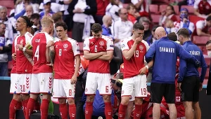 Koledzy z reprezentacji Danii osłaniają leżącego Christiana Eriksena