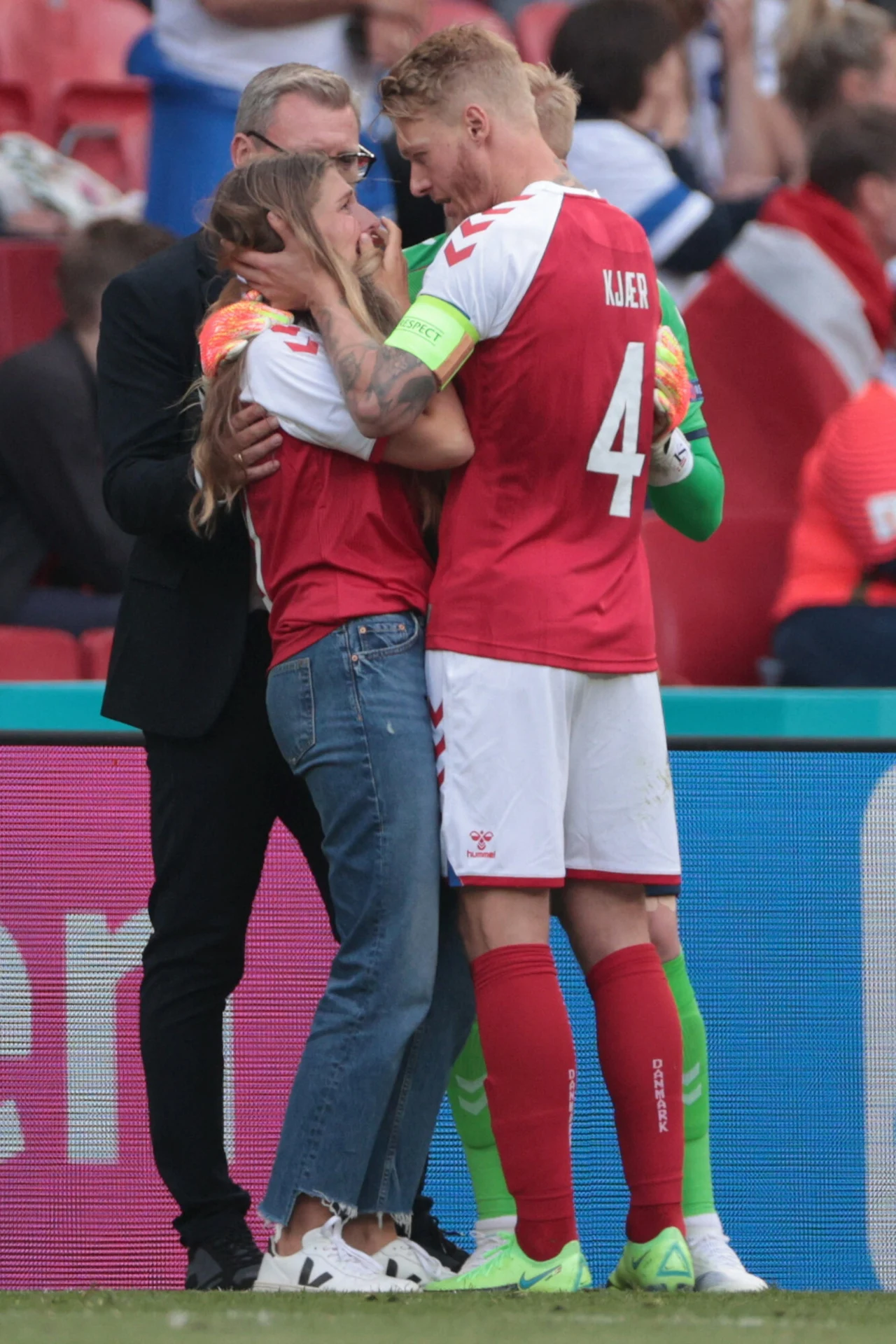 Sabrina Kvist Jensen, partnerka Christiana Eriksena, nie kryła emocji. Pocieszali ją koledzy z drużyny ukochanego Sabrina Kvist Jensen, partnerka Christiana Eriksena, nie kryła emocji. Pocieszali ją koledzy z drużyny ukochanego