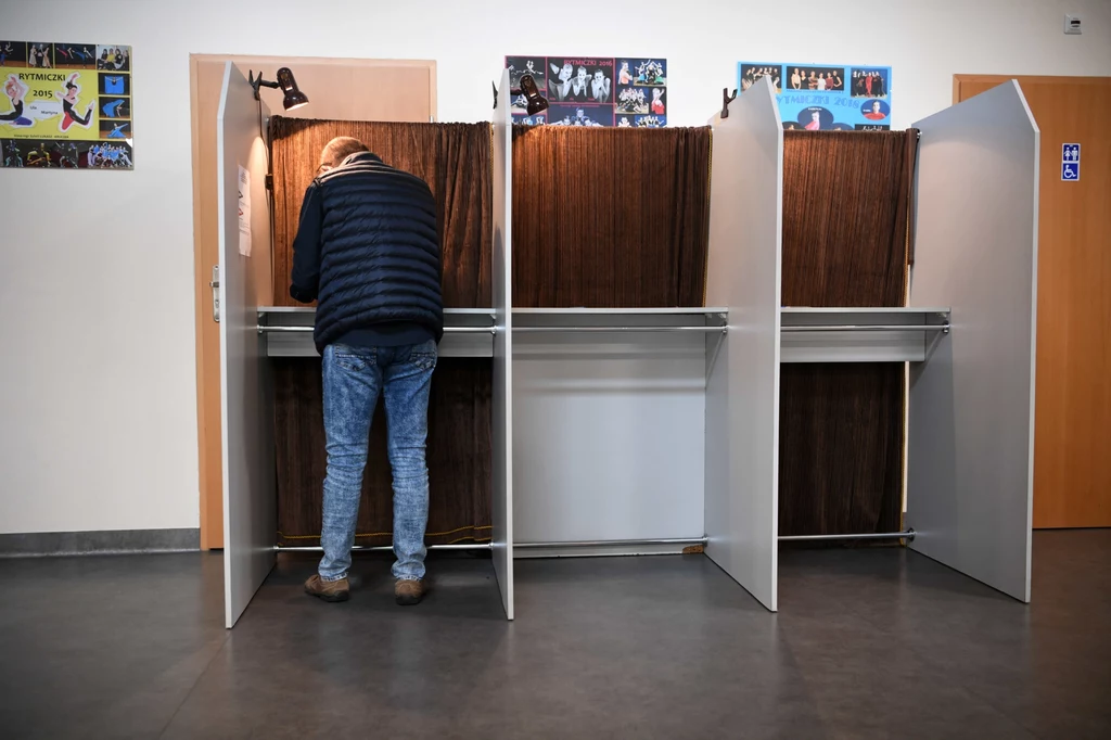 Jak przekazał członek komisji, większej frekwencji należy się spodziewać wczesnym popołudniem. - Zazwyczaj jest tak, że wyborcy przychodzą po mszy, przed niedzielnym obiadem – przypomniał Jak przekazał członek komisji, większej frekwencji należy się spodziewać wczesnym popołudniem. - Zazwyczaj jest tak, że wyborcy przychodzą po mszy, przed niedzielnym obiadem – przypomniał