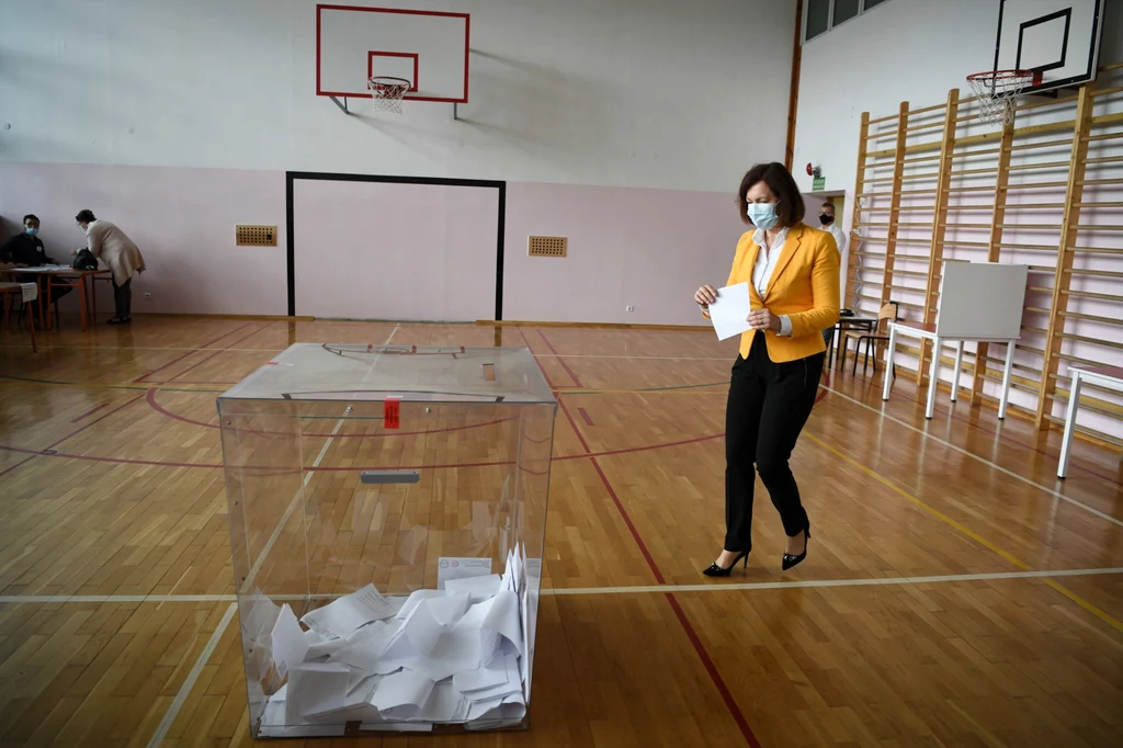 Ewa Leniart zagłosowała w lokalu wyborczym w Szkole Podstawowej nr 24 Ewa Leniart zagłosowała w lokalu wyborczym w Szkole Podstawowej nr 24
