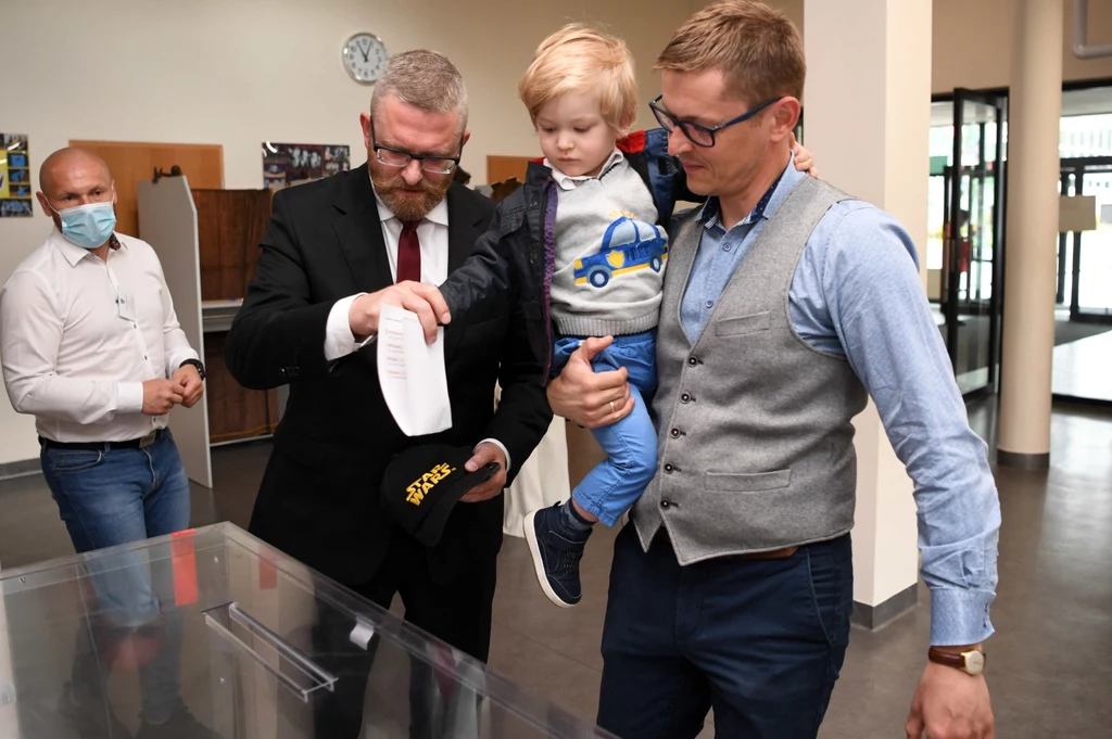 Braun położył kartę na urnie i zaznaczył w obecności dziennikarzy swój głos. Potem podał zgiętą kartę do głosowania jednemu z towarzyszących mu dzieci; razem wrzucili kartę do urny, również w sposób widoczny, na kogo głosował Braun położył kartę na urnie i zaznaczył w obecności dziennikarzy swój głos. Potem podał zgiętą kartę do głosowania jednemu z towarzyszących mu dzieci; razem wrzucili kartę do urny, również w sposób widoczny, na kogo głosował