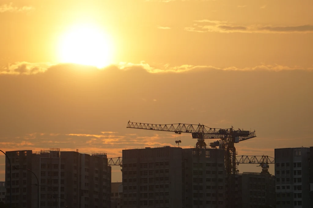 Od końca 2019 r. liczba firm zajmujących się obsługą zamożnych rodzin podwoiła się w państwie-mieście do ok. 400, a wśród nich znalazły się biura obsługujące chińskiego miliardera Shu Pinga czy współzalożyciela koncernu Google Sergeya Brina.  Wzrosły ceny nieruchomości, podobnie jak popyt na karty członkowskie w prywatnych klubach golfowych (w jednym z nich, Sentosa Golf Club, opłata członkowska wzrosła w czasie pandemii o 40 proc., do 378 tys. dolarów). W mieście rozwijają się też globalne banki, by zarządzać napływem aktywów.