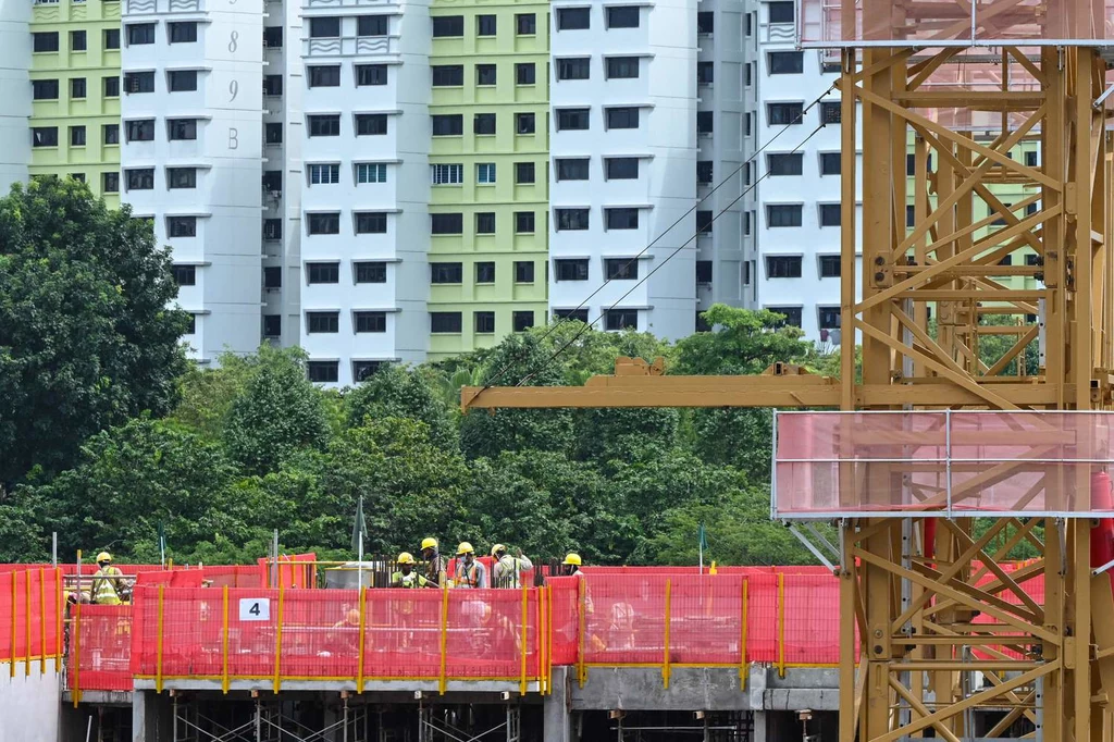 Cytowany przez Bloomberga Toby Carroll, ekonomista polityczny na City University w Hongkongu, powiedział, że widoczne przejawy bogactwa i rosnące gwałtownie ceny mogą zwiększyć nierówności społeczne. "To może mieć negatywny wpływ na większość mieszkańców, którzy borykają się z rosnącymi kosztami życia. Spadająca mobilność społeczna i pogłębiające się nierówności źle wróżą spójności społecznej" - dodał.