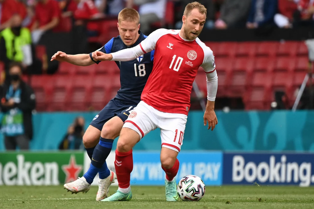 Cały piłkarski świat zamarł, gdy w trakcie meczu z Finlandią Eriksen upadł na boisko Cały piłkarski świat zamarł, gdy w trakcie meczu z Finlandią Eriksen upadł na boisko