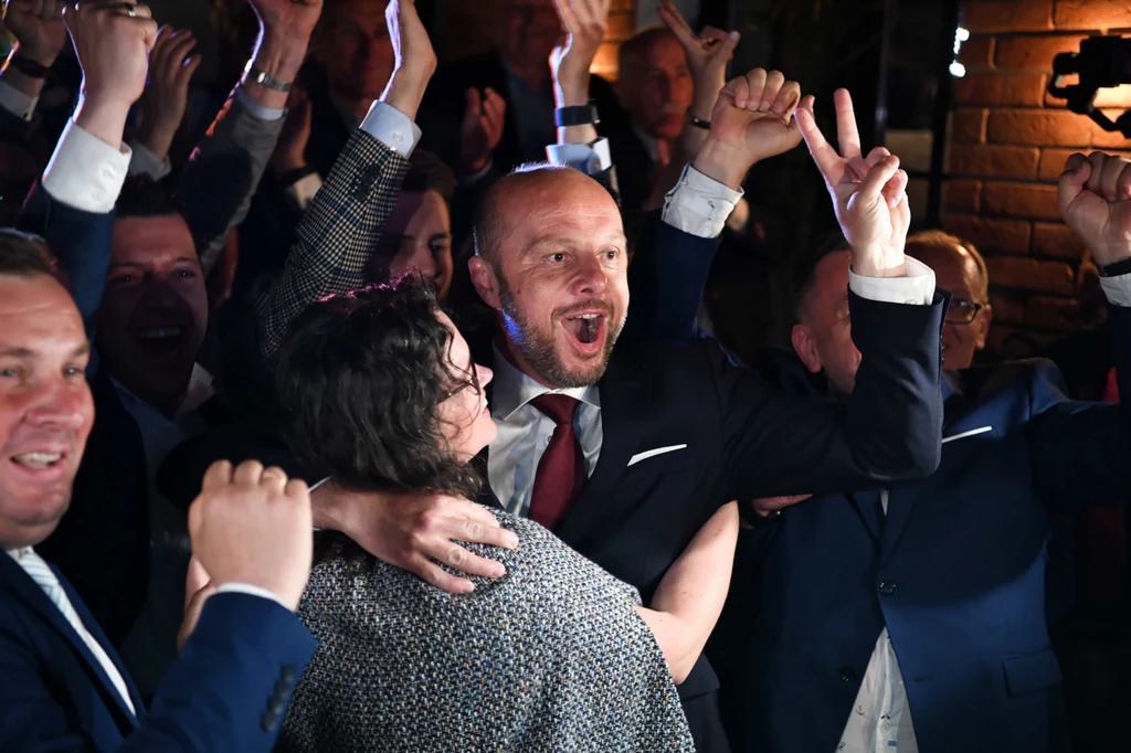 W I turze przedterminowych na prezydenta Rzeszowa Konrad Fijołek zdobył 55,8 proc. głosów - wynika z sondażu exit poll W I turze przedterminowych na prezydenta Rzeszowa Konrad Fijołek zdobył 55,8 proc. głosów - wynika z sondażu exit poll
