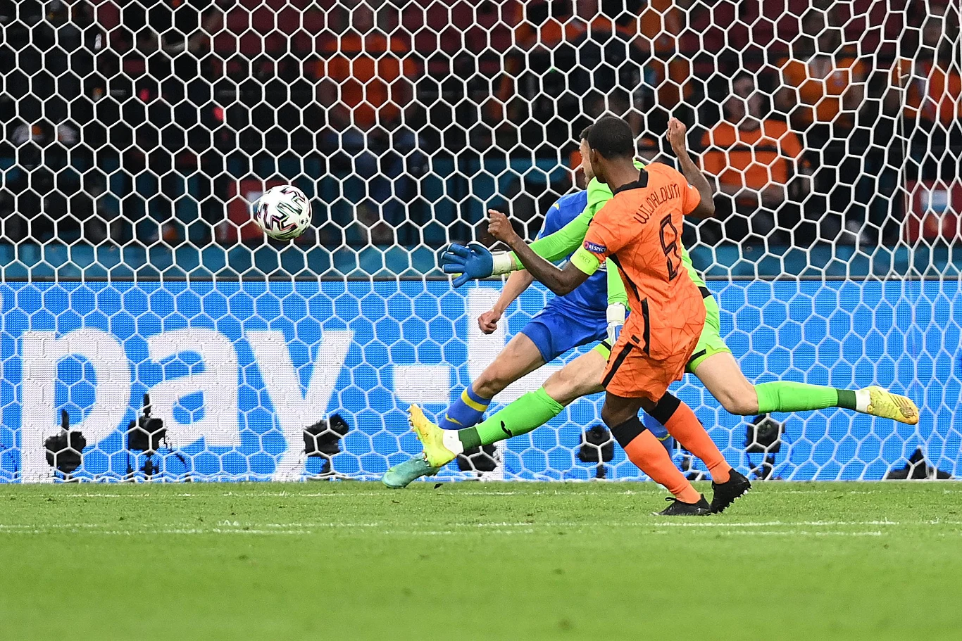 Holandia - Ukraina na Euro 2020. Georginio Wijnaldum strzela gola na 1-0