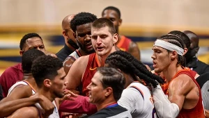 Nikola Jokić (w środku) nie dokończył meczu numer cztery