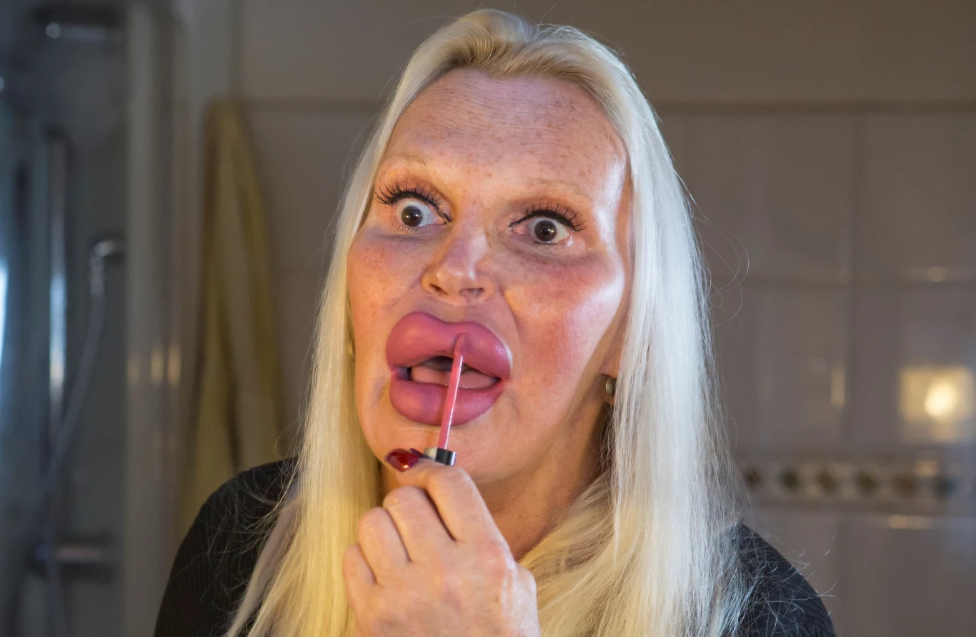 Włoska transseksualistka Fulvia Pellegrino nakłada błyszczyk