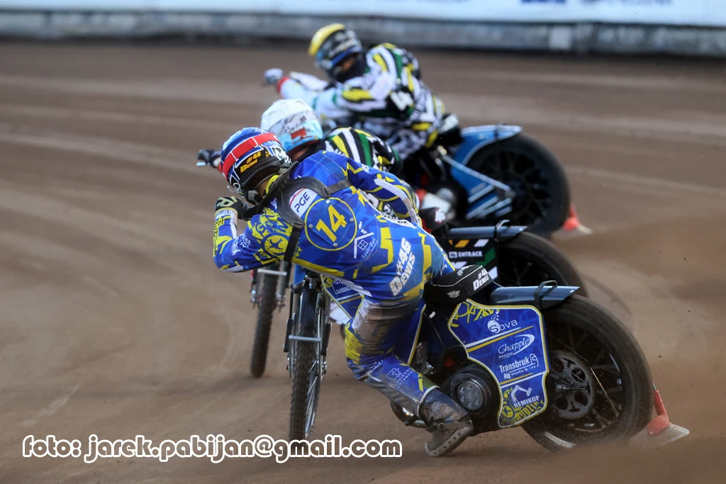 Denis Zieliński na pierwszym planie. Przed nim Max Fricke i Matej Zagar Denis Zieliński na pierwszym planie. Przed nim Max Fricke i Matej Zagar